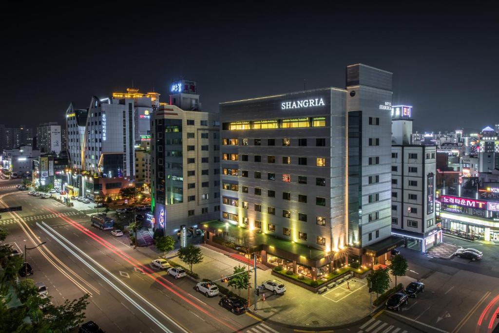 een skyline van de stad 's nachts met een gebouw bij Shangria Beach Tourist Hotel in Mokpo