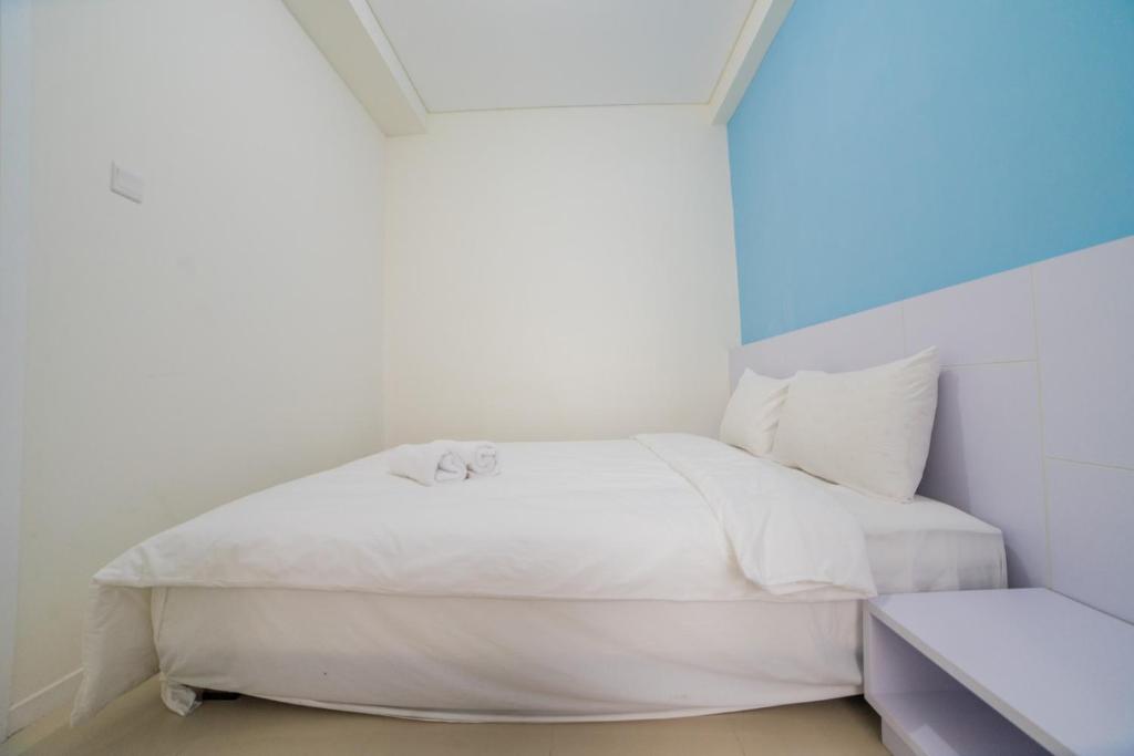 Cozy 2BR Apartment at Parahyangan Residence with Direct Access to Swimming Pool By Travelio - Appartement