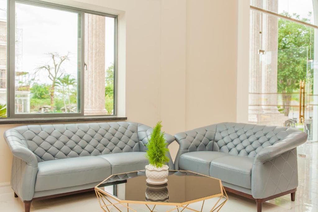 Khu vực ghế ngồi tại Orbit Hotel Nha Trang