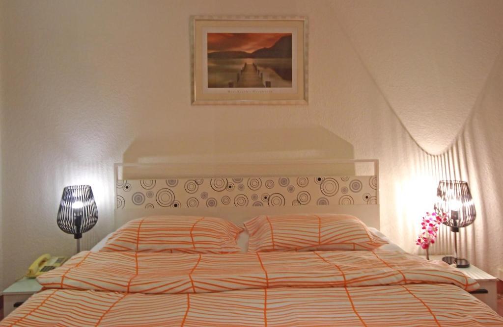 Postel nebo postele na pokoji v ubytování Swiss Food Restaurant and room for rent