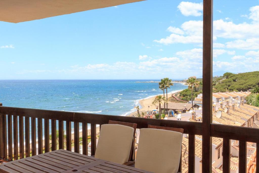 ミハス・コスタにあるPuerta del Marの海を望むバルコニー(テーブル、椅子付)