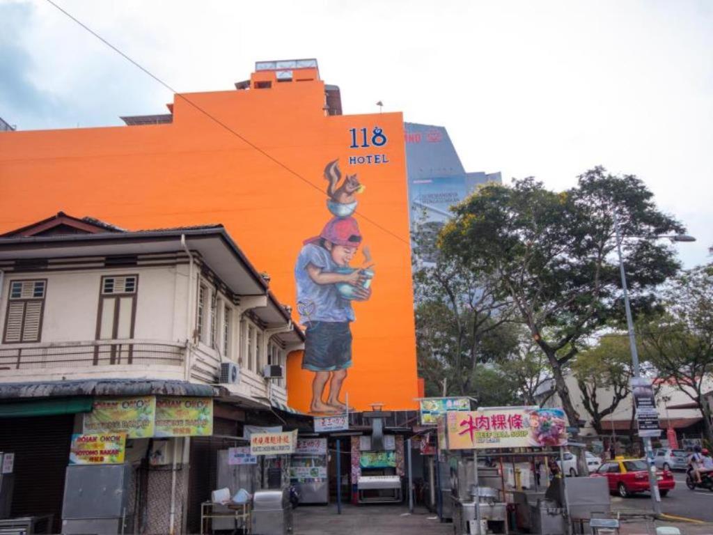 un panneau orange avec une peinture d'un lapin dessus dans l'établissement 118 Hotel Macalister, à George Town