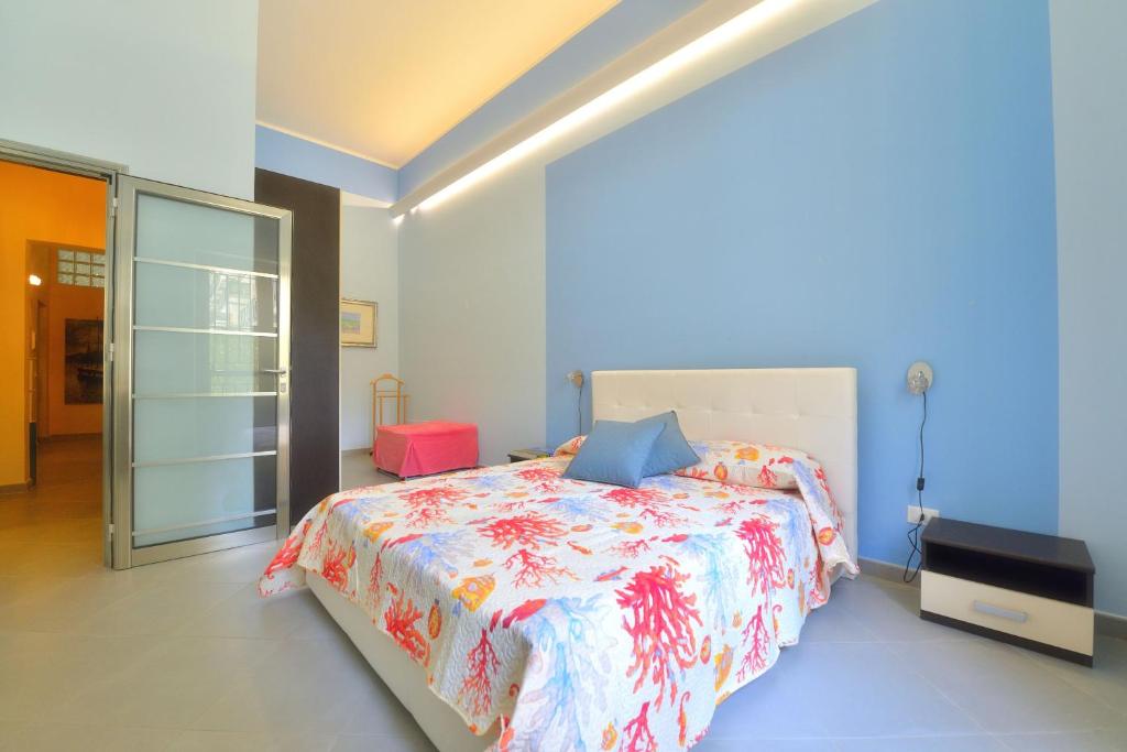 - une chambre avec un lit et une porte en verre dans l'établissement Belmonte Blu Suite, à Palerme