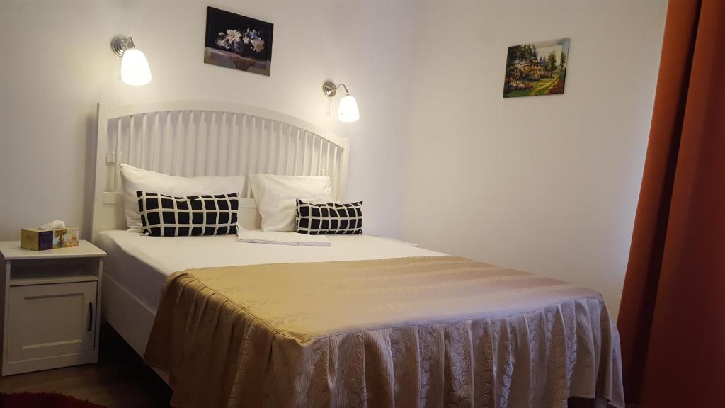 Кровать или кровати в номере Pensiunea Cris-Andre
