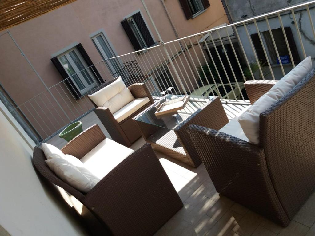 巴韋諾的住宿－Appartamento LA DULCE VIDA，大楼内的阳台配有桌椅