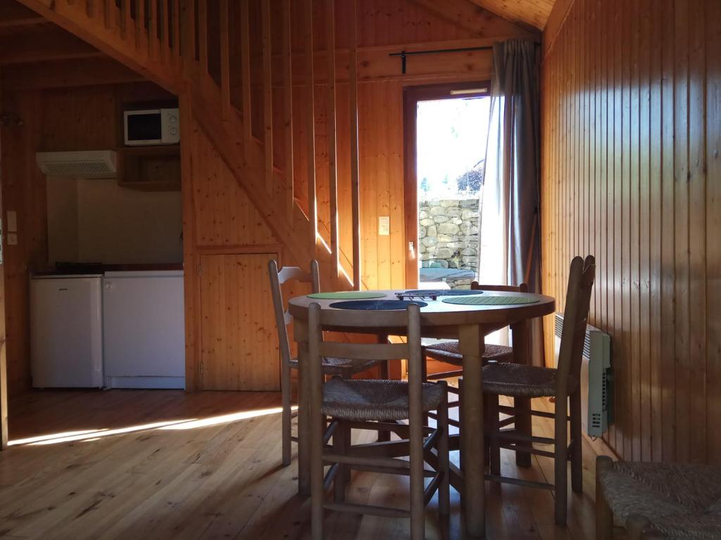 Kuchyň nebo kuchyňský kout v ubytování Camping le Pré Morjal