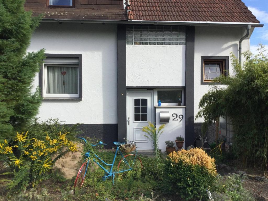 a house with a bike parked in front of it at Ferienwohnung Beeden - zur Glasschmiede in Homburg