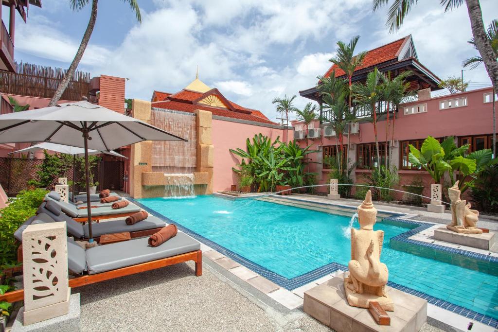 Bazén v ubytování Seaview Patong Hotel - SHA Plus nebo v jeho okolí