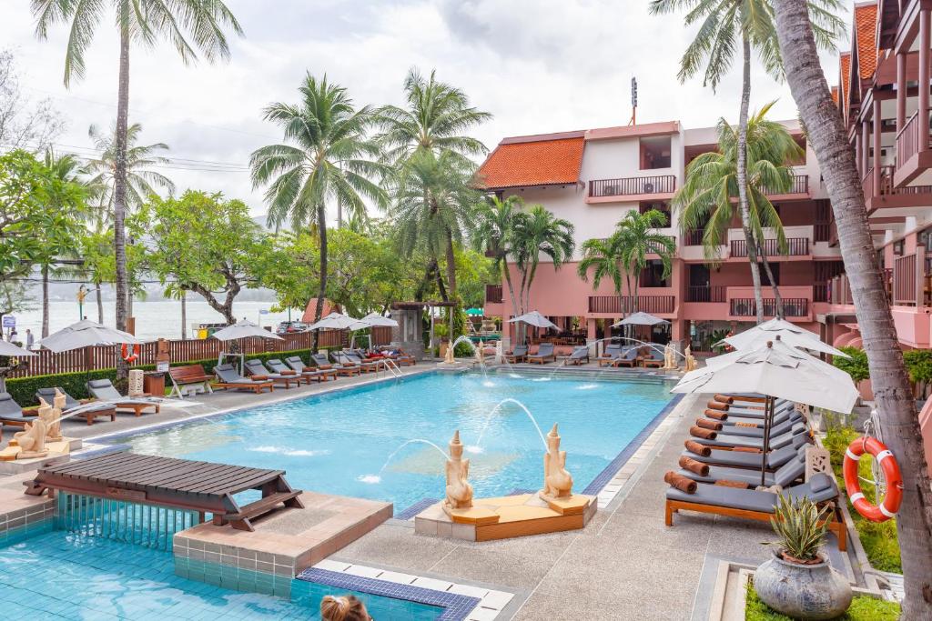 Bazén v ubytování Seaview Patong Hotel - SHA Plus nebo v jeho okolí