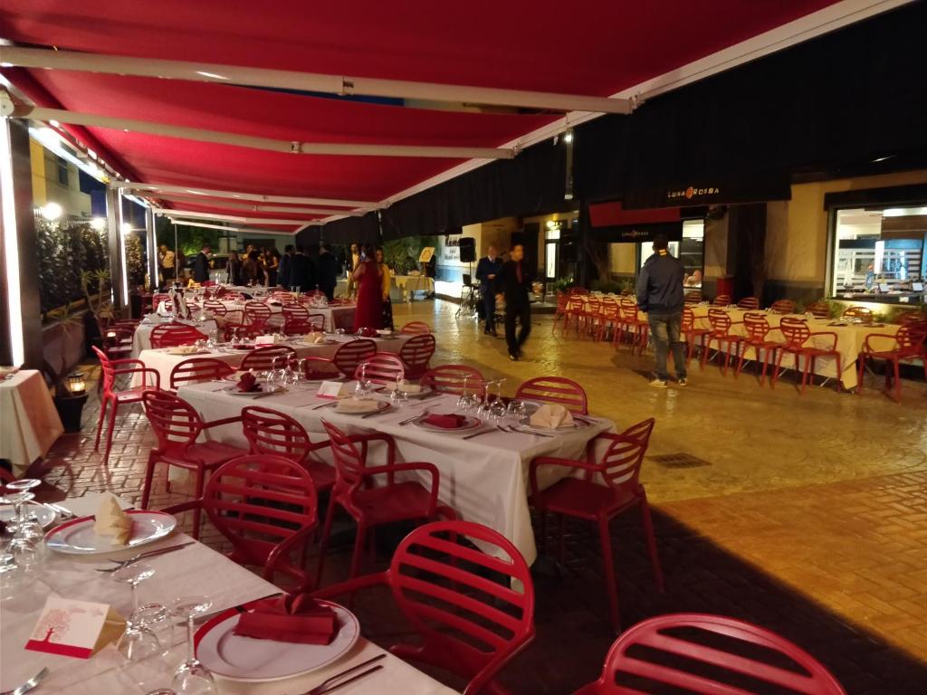 A restaurant or other place to eat at Rama Palace Hotel