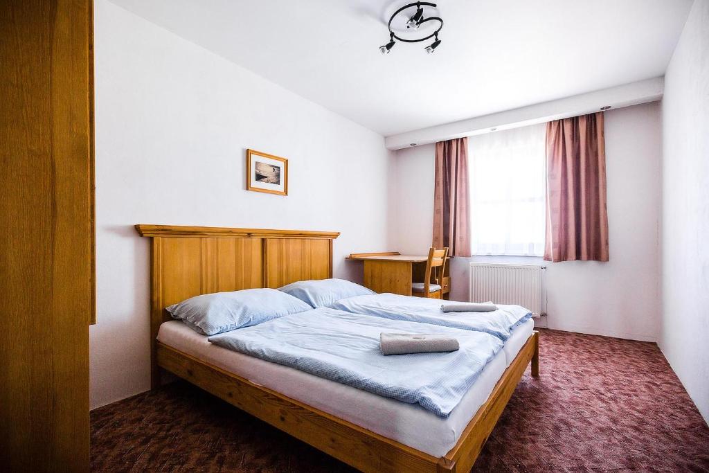 Postel nebo postele na pokoji v ubytování Chata Jiriho na Seraku