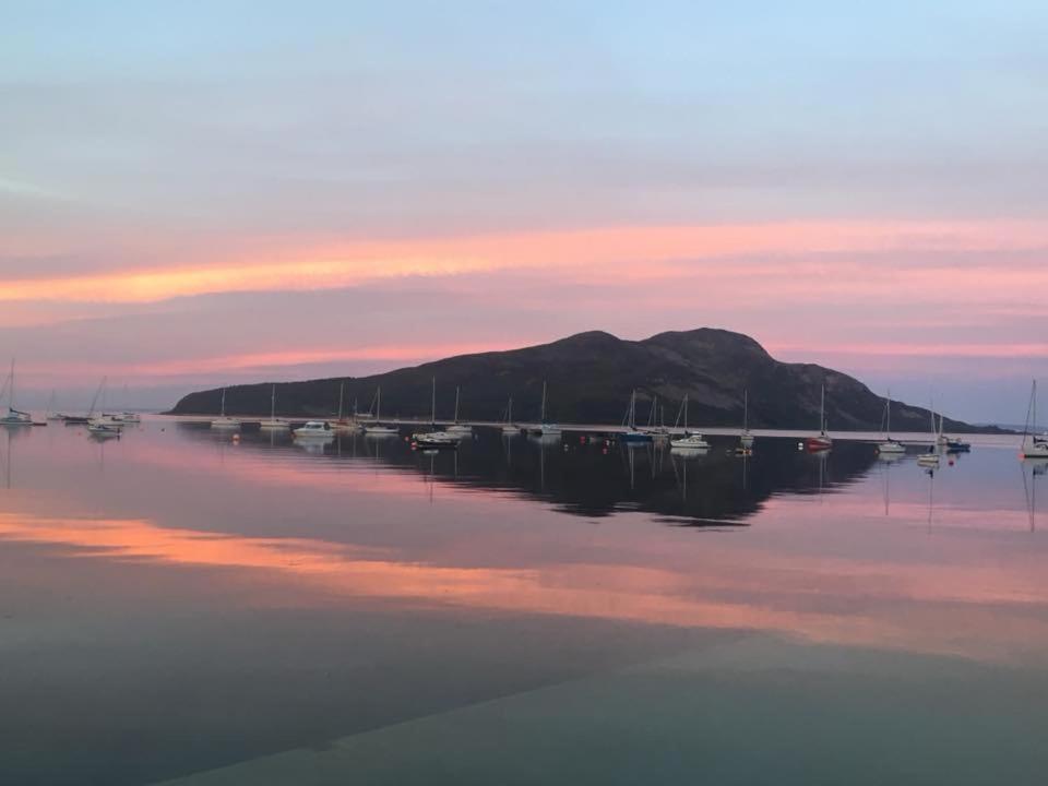 um grupo de barcos ancorados numa massa de água em Stonewater House Vegan Bed and Breakfast em Lamlash