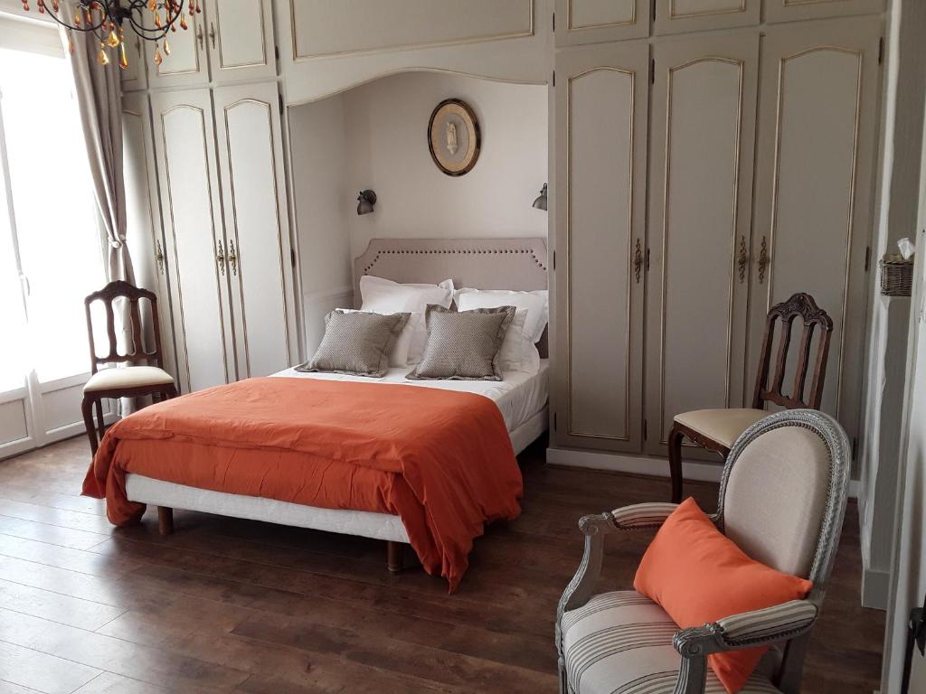 モンルイ・シュル・ロワールにあるLe Clos Notre Dameのベッドルーム1室(オレンジ色の毛布付きのベッド1台付)