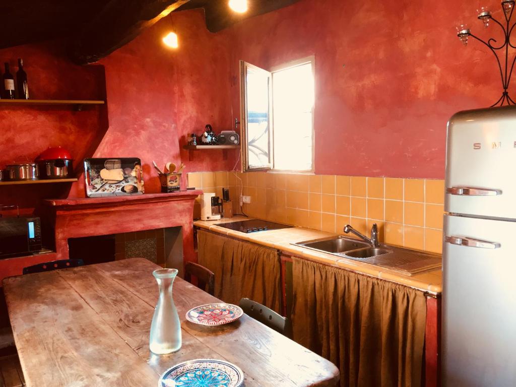 - une cuisine avec une table en bois et un évier dans l'établissement Appart Suquet Avec Terasse Vue Mer, à Cannes