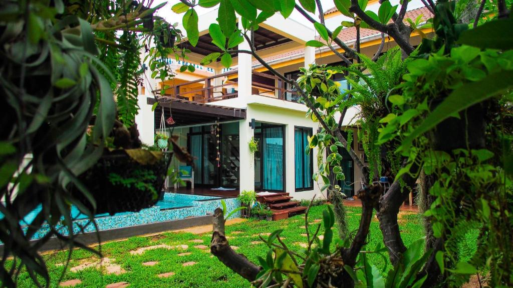 Sundlaugin á Baan SanSuk Pranburi - Beach Front & Pool Villa eða í nágrenninu