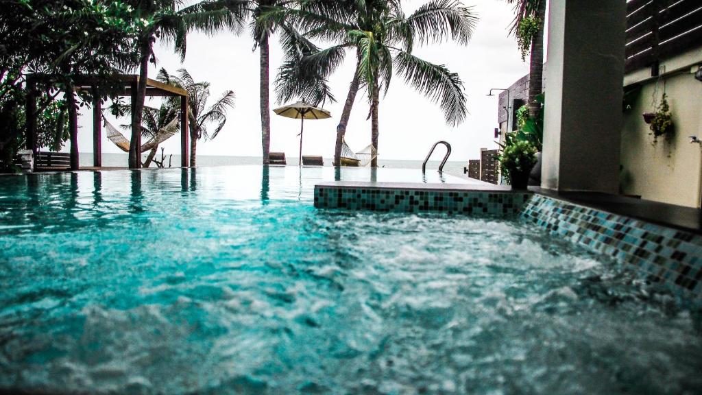 Sundlaugin á Baan SanSuk Pranburi - Beach Front & Pool Villa eða í nágrenninu