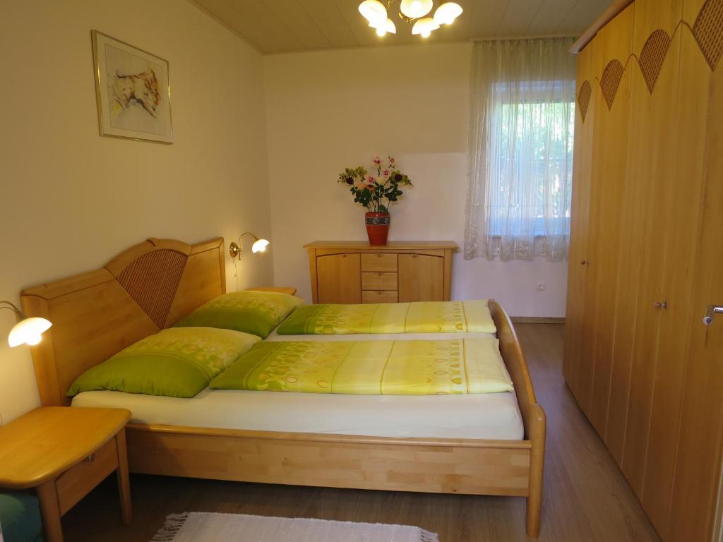 ein Schlafzimmer mit einem großen Bett in einem Zimmer in der Unterkunft Ferienwohnungen Sattler in Sankt Andrä bei Frauenkirchen