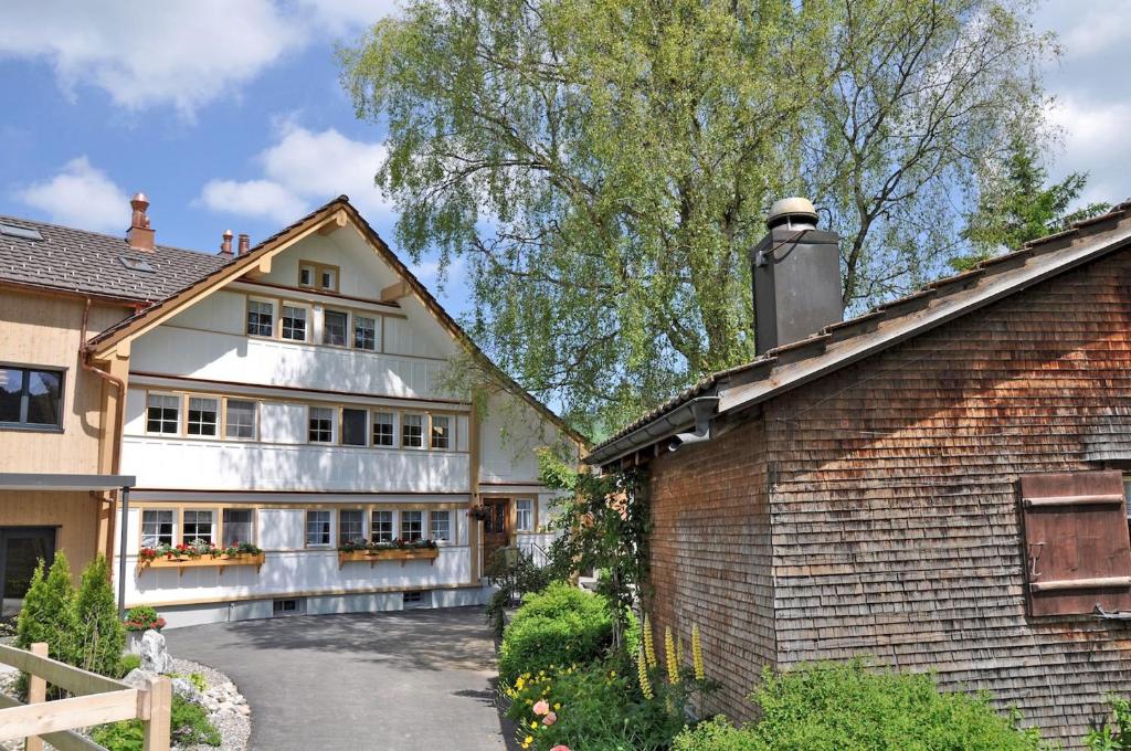 una casa con chimenea en la parte superior de un edificio de ladrillo en Bären - Das Gästehaus, en Gais