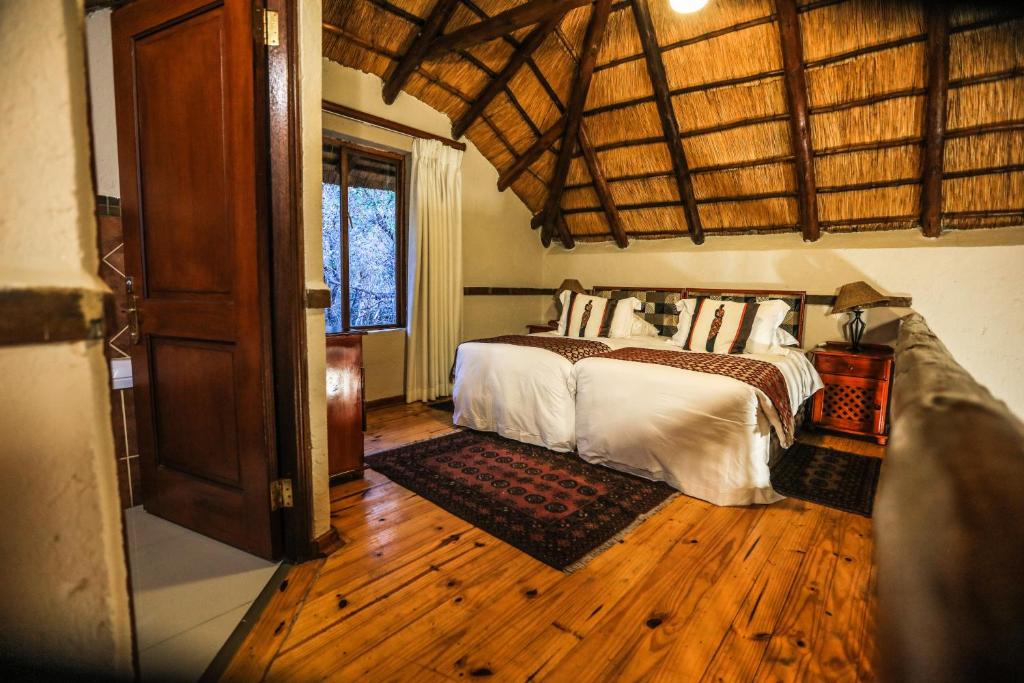 Postel nebo postele na pokoji v ubytování Grand Kruger Lodge and Spa