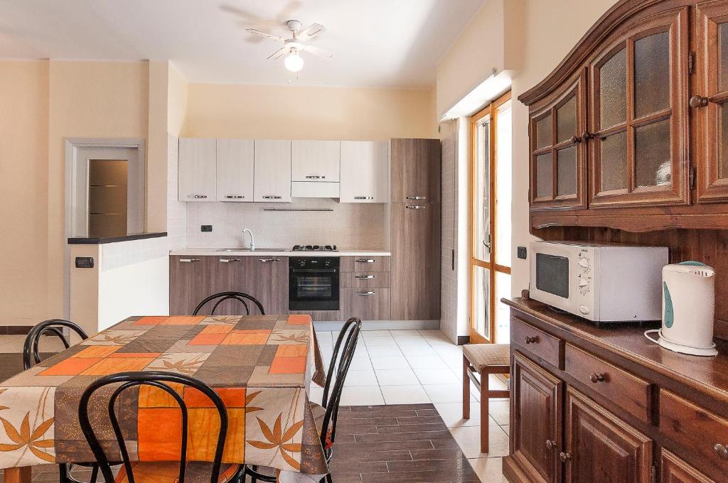 een keuken en eetkamer met een tafel en stoelen bij Appartamento Tony in Sperlonga