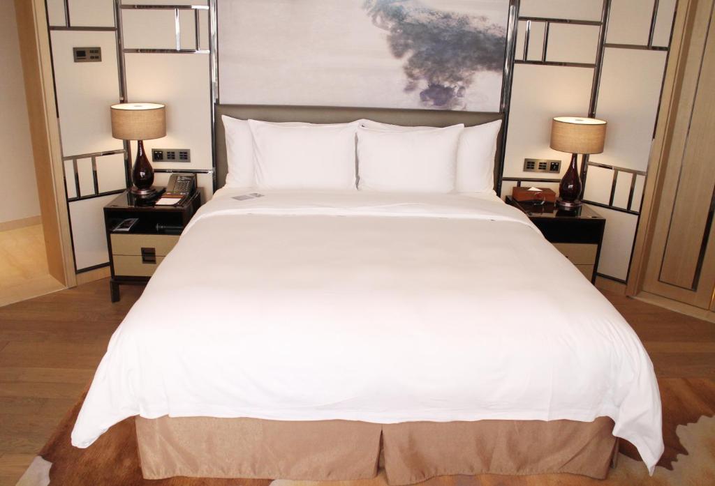 Postel nebo postele na pokoji v ubytování Zhuhai Longzhuda International Hotel