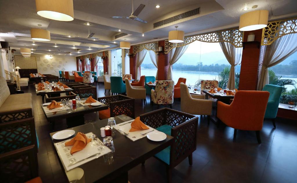 Restaurace v ubytování GANGA KINARE- A Riverside Boutique Resort, Rishikesh