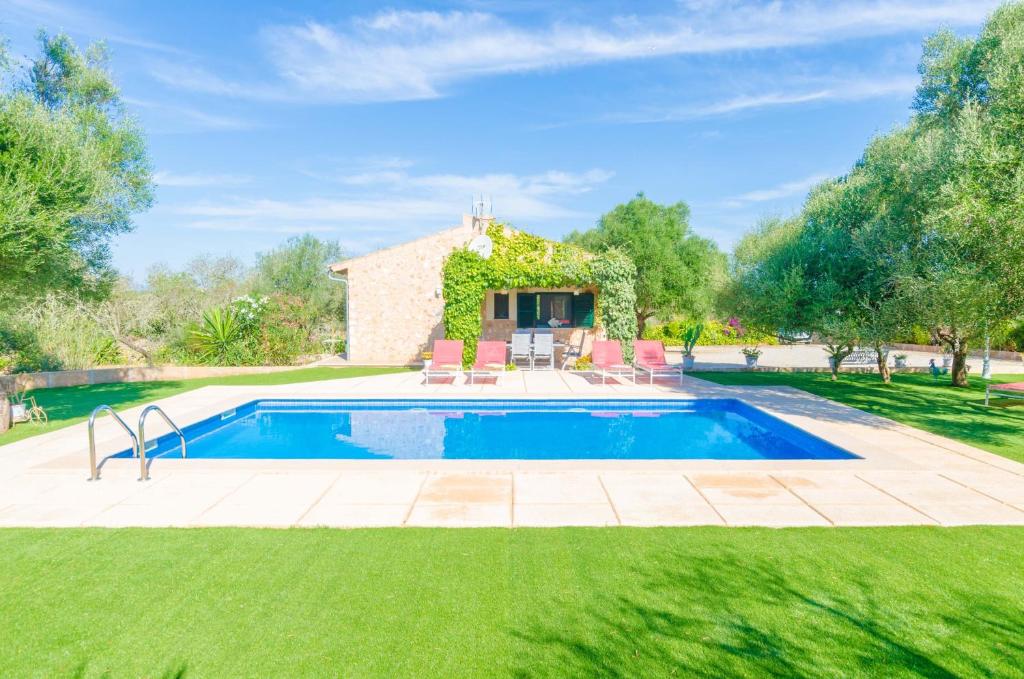 una piscina frente a una casa en Sa Teulada, en Santa Margalida