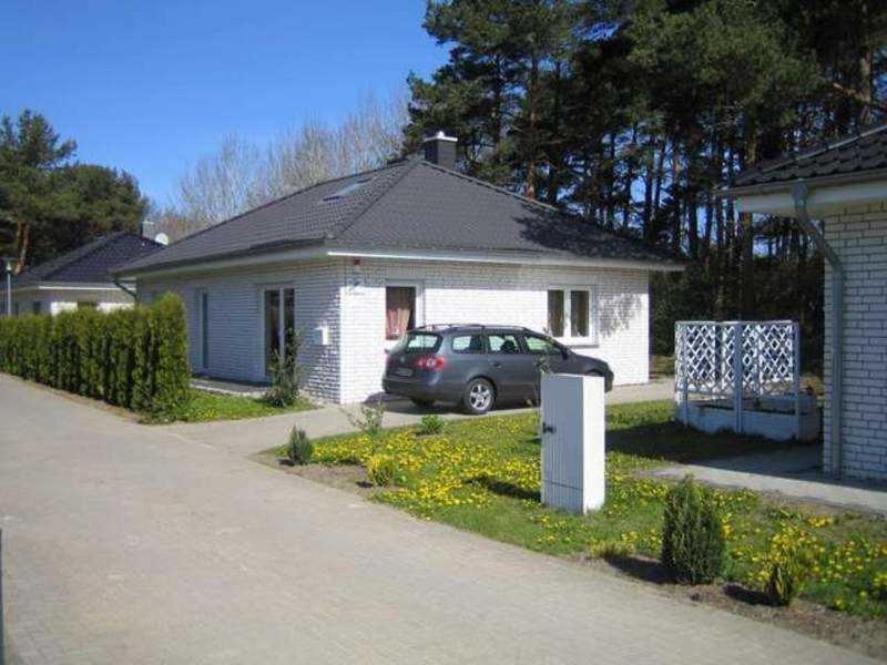 a car parked in front of a house at Haus Seeschwalbe in Ostseebad Karlshagen