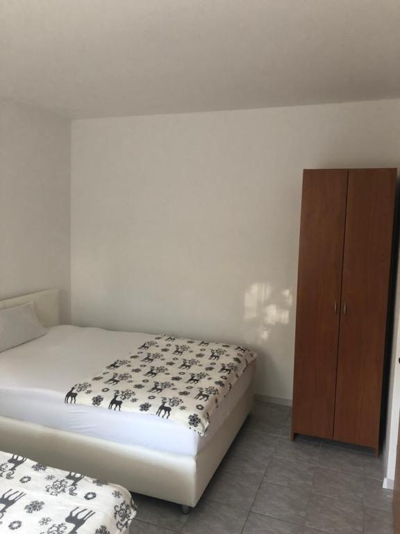 Posteľ alebo postele v izbe v ubytovaní Apartman Ylli