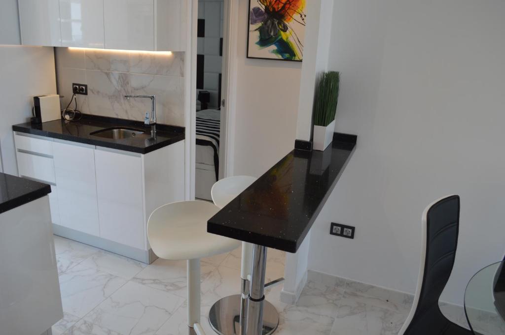 Kuchyňa alebo kuchynka v ubytovaní Apartamentos Panorámicos Don Miguel II
