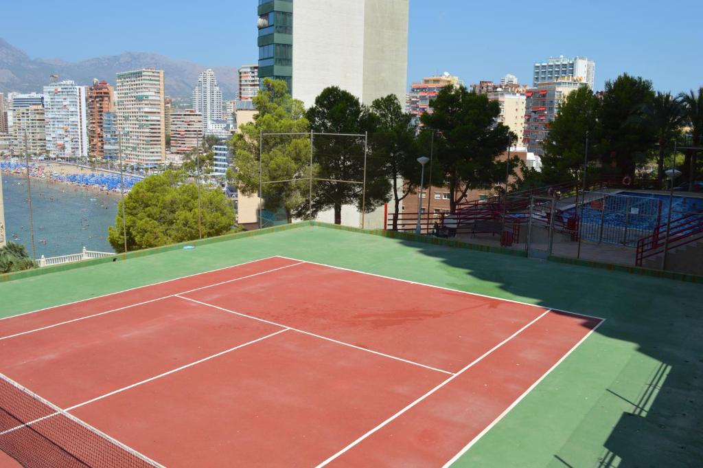 Tenis alebo squash v ubytovaní Apartamentos Panorámicos Don Miguel II alebo jeho okolí