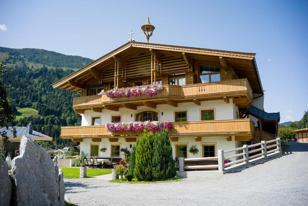 een gebouw met bloemen aan de zijkant bij Beim Rohrer in Kirchberg in Tirol