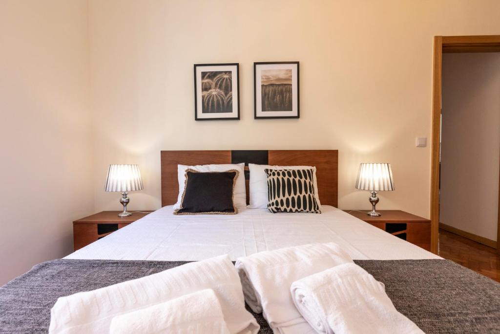 מיטה או מיטות בחדר ב-Like-home Casa Campolide