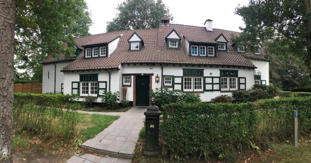 ein weißes Haus mit einem schwarz-weißen Dach in der Unterkunft Rose House B&B in Gent