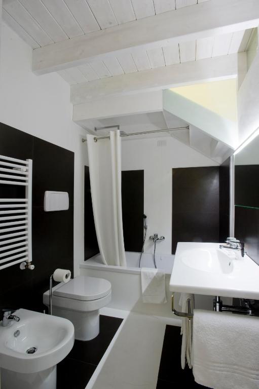 Bilik mandi di Basiliani Hotel