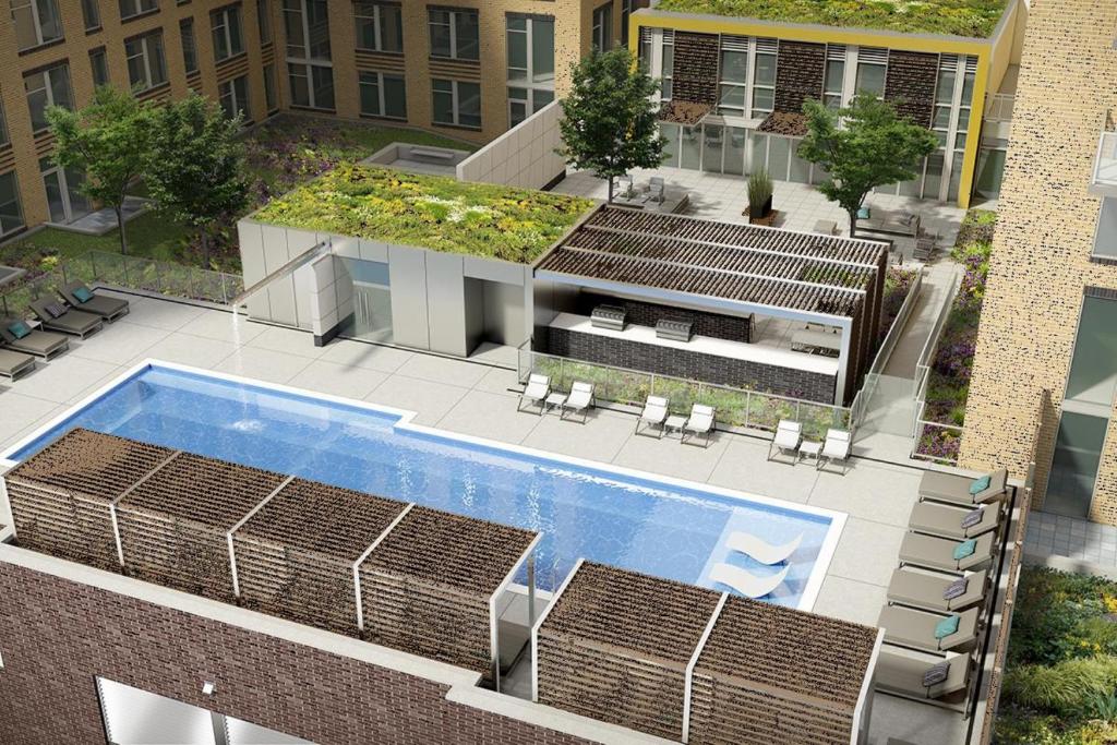 - une vue aérienne sur un bâtiment avec une piscine dans l'établissement Global Luxury Suites Crystal City, à Arlington