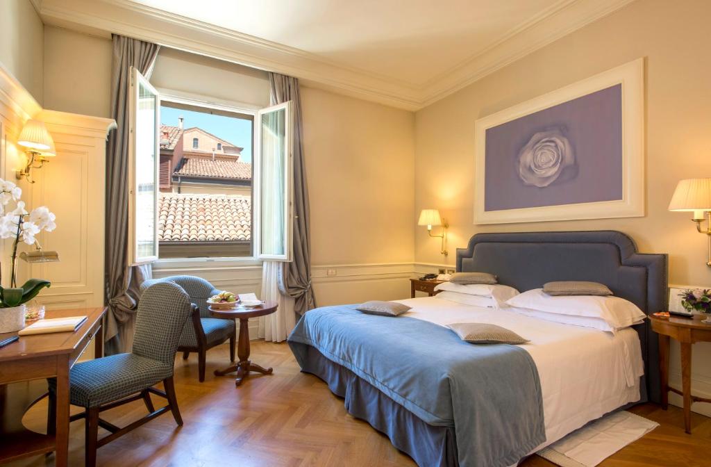 Postel nebo postele na pokoji v ubytování Hotel Corona d'Oro 1890