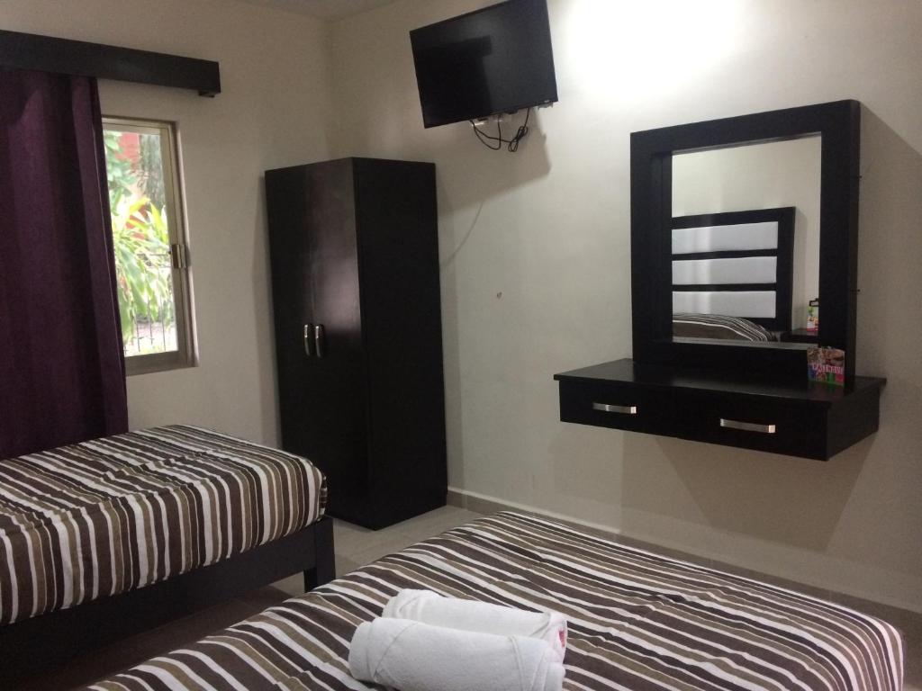 Postel nebo postele na pokoji v ubytování Hotel Sevilla Palenque