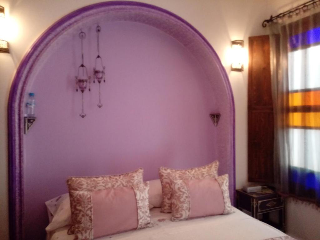 Postel nebo postele na pokoji v ubytování Dar Manara - Medina d'Asilah
