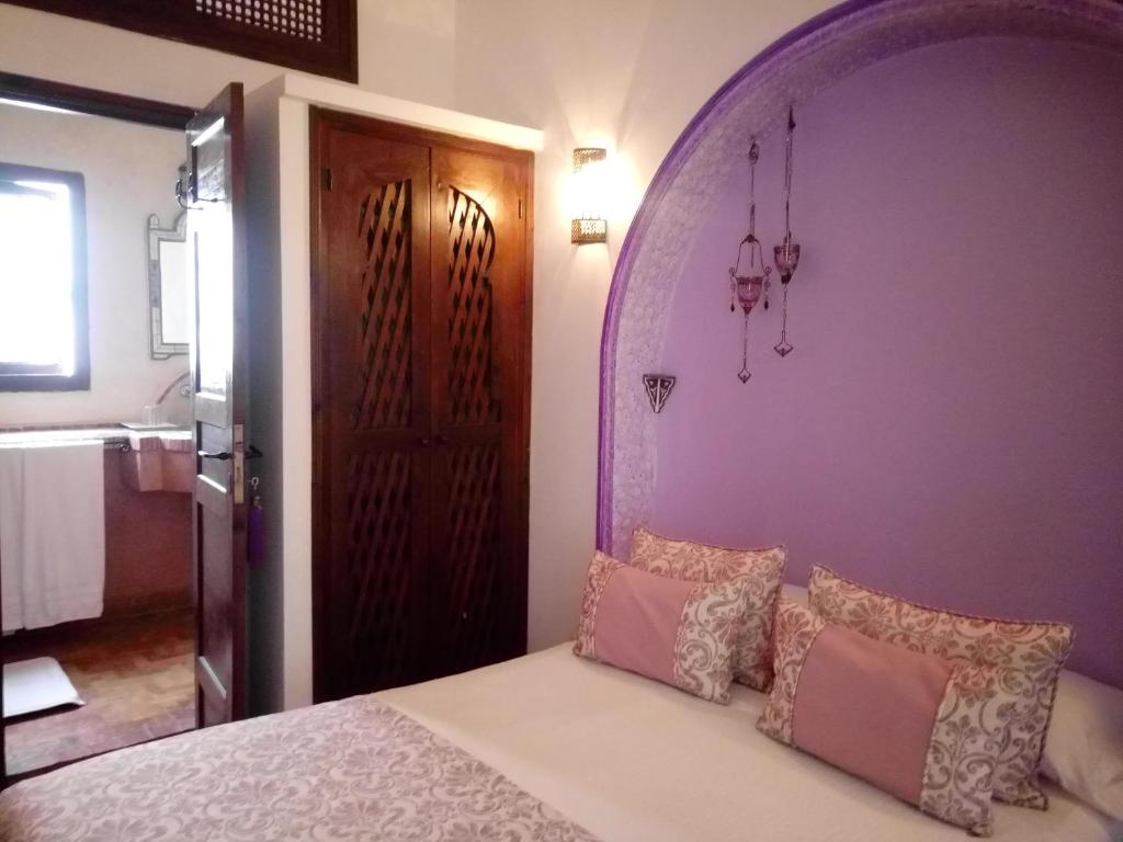 Postel nebo postele na pokoji v ubytování Dar Manara - Medina d'Asilah