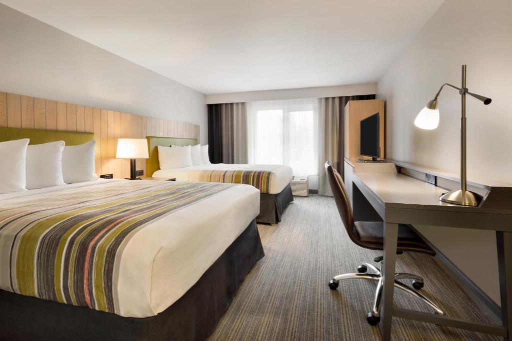 Postel nebo postele na pokoji v ubytování Country Inn & Suites by Radisson, Seattle-Bothell, WA