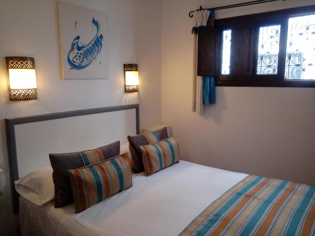 Postel nebo postele na pokoji v ubytování Dar Manara - Medina d'Asilah
