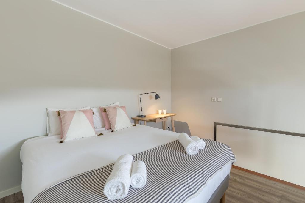 ヴィラ・ノヴァ・デ・ガイアにあるOPO Arrabida Studioのベッドルーム1室(大きな白いベッド1台、タオル付)