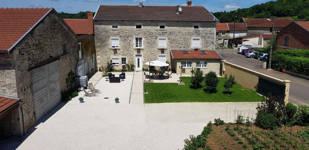 an aerial view of a building with a courtyard at Les Lilas Roses in Chamouilley