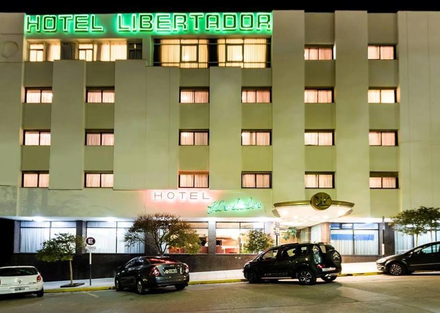 Hotel Libertador في تريليو: فندق فيه سيارات تقف امامه