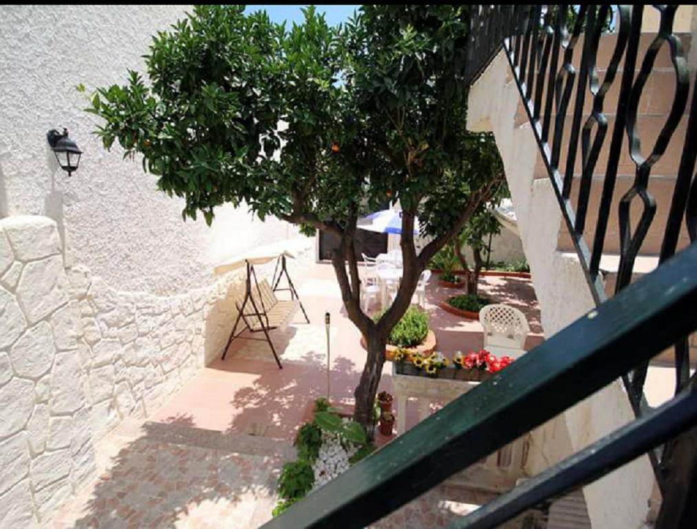 una escalera con un árbol al lado de un edificio en Casa Antica, en Cassibile