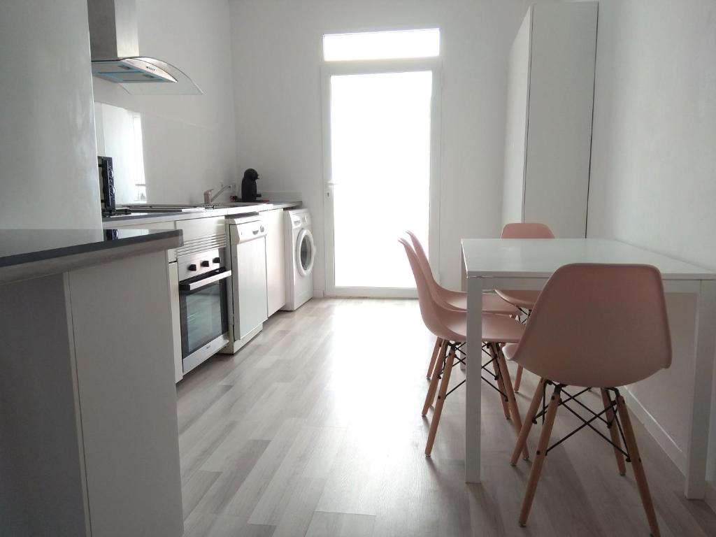 kuchnia ze stołem i krzesłami w pokoju w obiekcie Disfruta - Enjoy Valencia Ruzafa w Walencji