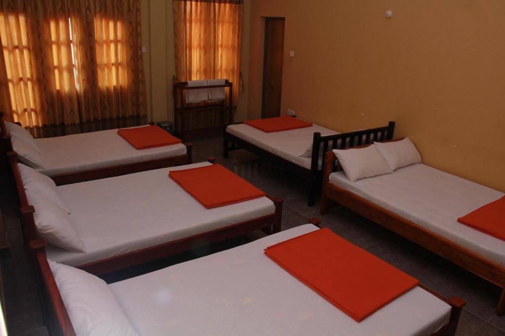 Postel nebo postele na pokoji v ubytování Anura Guest Inn