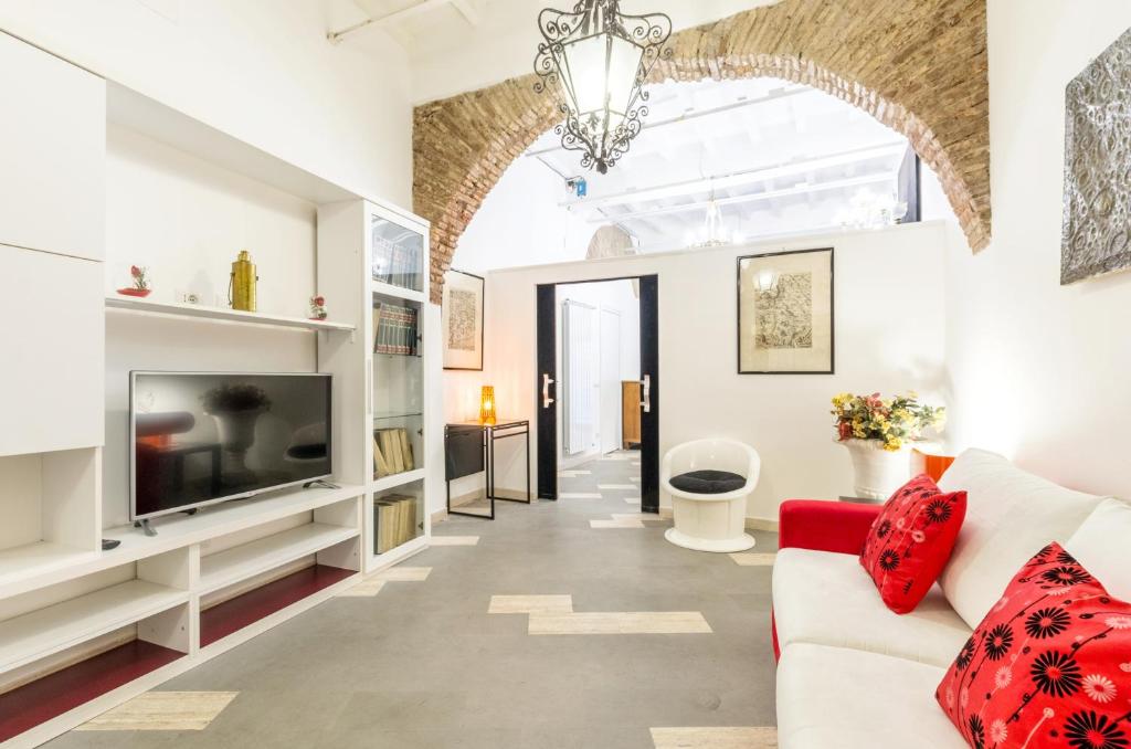 - un salon avec un canapé et une télévision dans l'établissement Enjoy your stay - Navona Square Apt, à Rome