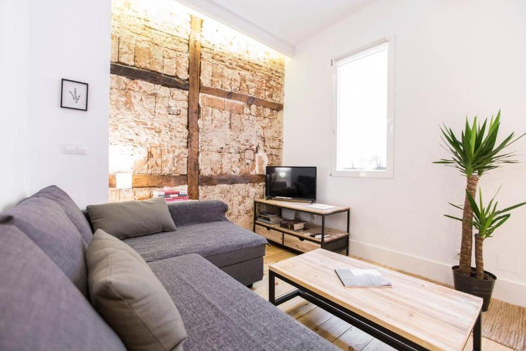 馬德里的住宿－INTIMATE AND ARTISTIC FLAT WIFI PUERTA DEL SOL，客厅配有沙发和桌子